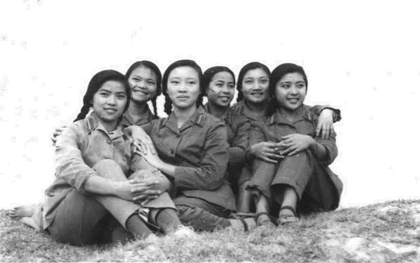 Vẻ đẹp bất khuất của phụ nữ Việt Nam thời chiến 9