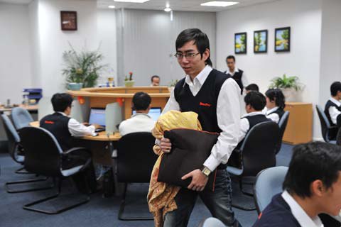 Ngoài việc phát chăn, gối, Nguyễn Tử Quảng còn muốn cung cấp bữa trưa miễn phí cho mọi nhân viên khi công ty phát triển hơn. Ảnh: Hoàng Hà. Vnexpress