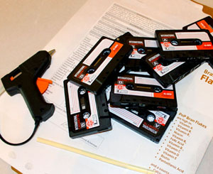 Kiếm băng cassette làm ống bút retro bàn học 1