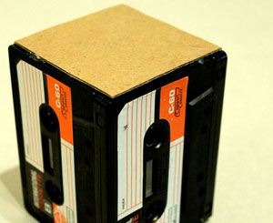 Kiếm băng cassette làm ống bút retro bàn học 4