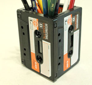 Kiếm băng cassette làm ống bút retro bàn học 5