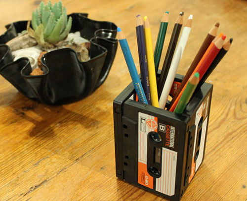 Kiếm băng cassette làm ống bút retro bàn học 7
