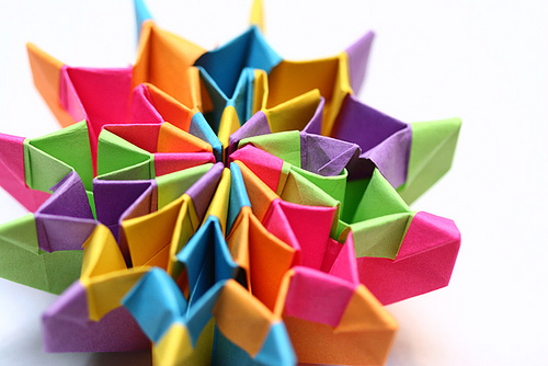 Học lỏm cách gấp pháo hoa origami huyền ảo 3