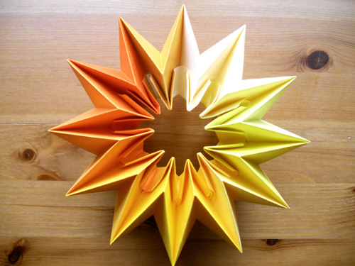 Học lỏm cách gấp pháo hoa origami huyền ảo 5