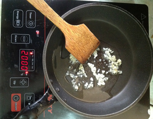 Nấu cơm hấp lá sen tiết kiệm thời gian bằng lò vi sóng 5