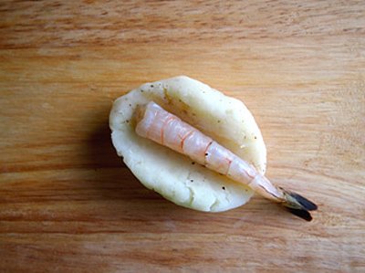Ăn tôm bọc khoai tây giòn rụm thơm lừng 5