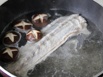 Nấu canh chả cá kỳ công mà ngon tuyệt 7