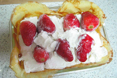Ăn kem hoa quả bọc trong bánh crepe mát lạnh vui miệng 8