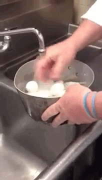 Mẹo vặt cho thấy bạn luôn bóc trứng luộc sai cách 3