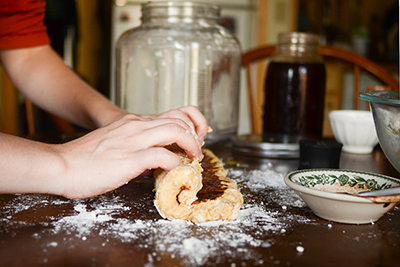 Ăn bánh scones cuộn hương quế cho buổi tiệc trà ngày lạnh 12