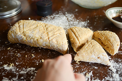 Ăn bánh scones cuộn hương quế cho buổi tiệc trà ngày lạnh 13