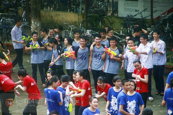 "Ngày hội súng nước" của teen 12 chuyên Nguyễn Huệ 2