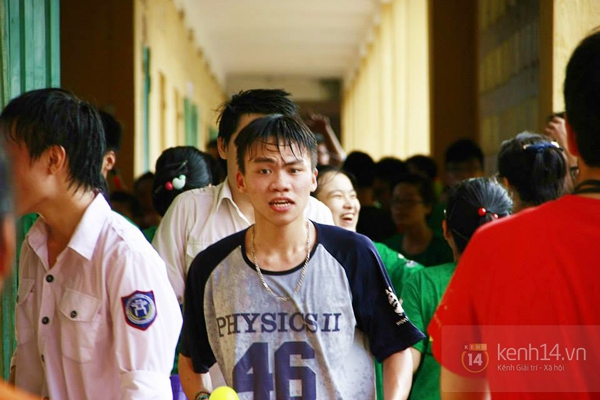 "Ngày hội súng nước" của teen 12 chuyên Nguyễn Huệ 11