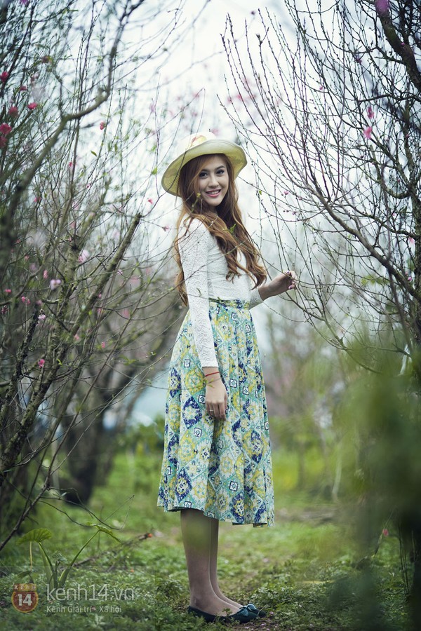 Ng M C C Hot Girl Xinh Lung Linh Pose Nh B N Hoa O