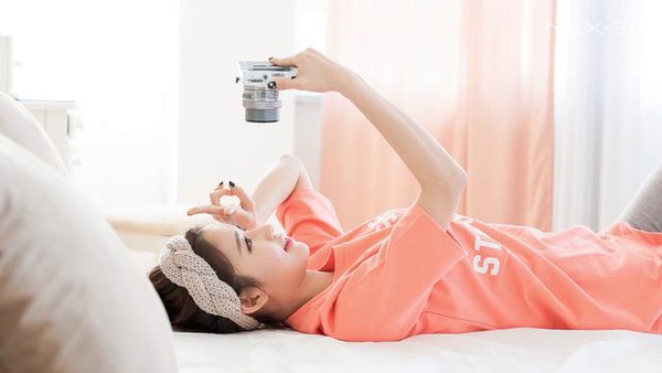 Bạn trẻ "Tự sướng" bằng máy ảnh pro nhỏ gọn 1 Bạn trẻ "Tự sướng" bằng máy ảnh pro nhỏ gọn 1