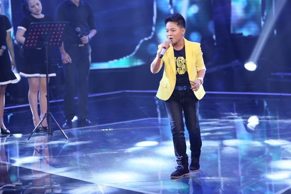 tiểu hot boy MAI CHÍ CÔNG cover hit vết mưa gây sốt tieu hot boy MAI CHI CONG cover hit vet