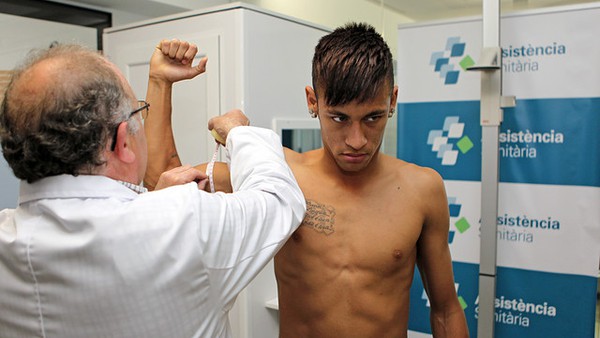 Neymar khoe thân hình cuồn cuộn cơ bắp chỉ sau 1 năm ở trời Âu 3 Neymar khoe thân hình cuồn cuộn cơ bắp chỉ sau 1 năm ở trời Âu 3
