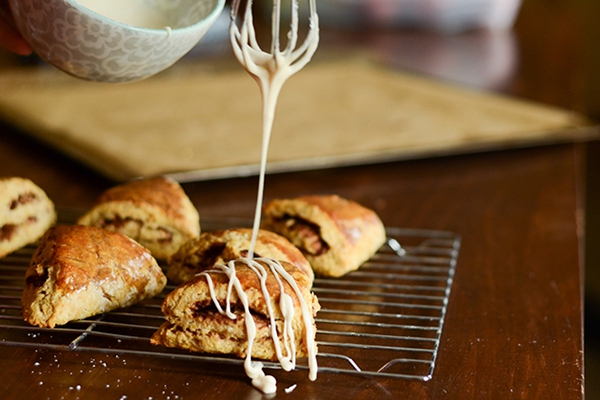 Ăn bánh scones cuộn hương quế cho buổi tiệc trà ngày lạnh 17