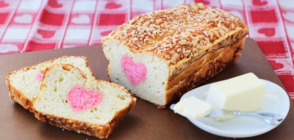 Ngạc nhiên với bánh mì phô mai ẩn giấu thông điệp ngọt ngào 9