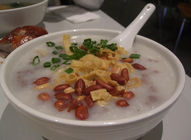 Fish Congee (Cháo cá): Món ăn nhẹ nhàng mà giàu dinh dưỡng này có thể cho thêm các nguyên liệu như thịt lợn, trứng muối... 