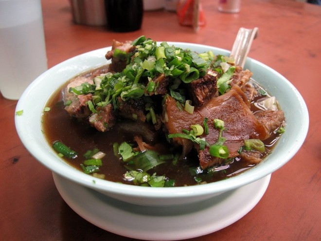 Ngau Lam Tong (Bò hầm): Ức bò được ướp gia vị và ninh đến khi có thể tan ngay khi cho vào miệng. Vị ngọt mềm của thịt bò kết hợp với nước dùng đậm đà và mùi thơm của hành tươi thật hấp dẫn.