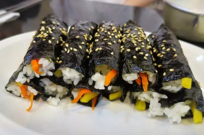 Sushi kiểu Hàn (Gimbap): Món này trông giống sushi vì là cơm gói rong biển, nhưng phần nhân có trứng, củ cải muối, cà rốt, dưa chuột hoặc cá ngừ, thậm chí có cả kim chi.