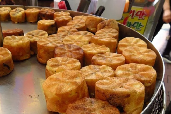 Bánh xốp đậu đỏ (Bungeoppang và gukhwappang): Bánh có hình tròn hoặc hình cá, có màu nâu vàng, xốp và giòn cùng xốt đậu đỏ.