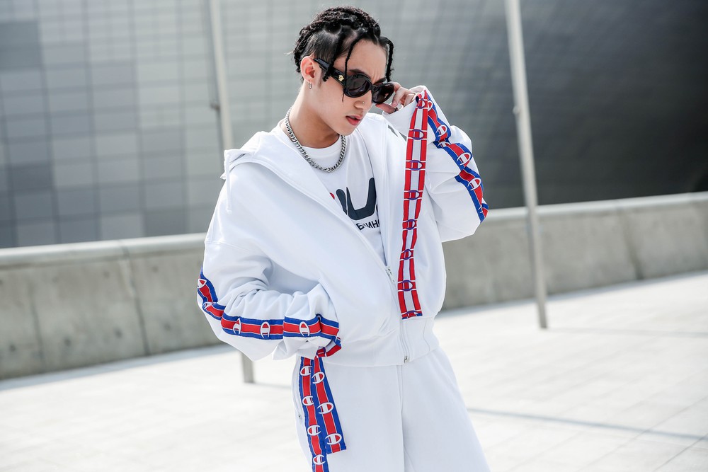 Seoul Fashion Week: Sơn Tùng để tóc tết Hip hop, diện đồ thể thao trắng muốt và được chụp ảnh lia lịa - Ảnh 2.