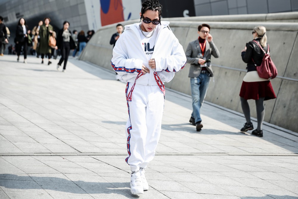 Seoul Fashion Week: Sơn Tùng để tóc tết Hip hop, diện đồ thể thao trắng muốt và được chụp ảnh lia lịa - Ảnh 4.