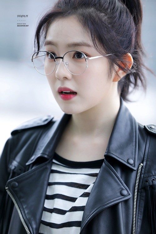 Lý do khiến ai cũng bật ngửa đằng sau sở thích diện kính "mọt sách" hot trend của Irene (Red Velvet) Lý do khiến ai cũng bật ngửa đằng sau sở thích diện kính "mọt sách" hot trend của Irene (Red Velvet)