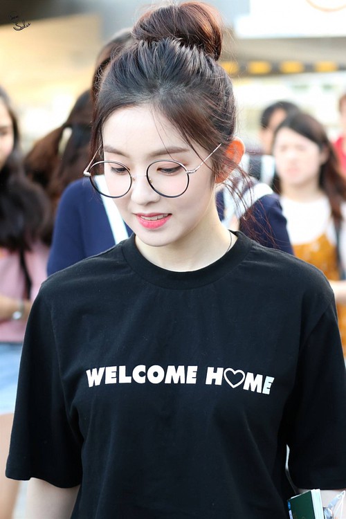 Lý do khiến ai cũng bật ngửa đằng sau sở thích diện kính "mọt sách" hot trend của Irene (Red Velvet) Lý do khiến ai cũng bật ngửa đằng sau sở thích diện kính "mọt sách" hot trend của Irene (Red Velvet)