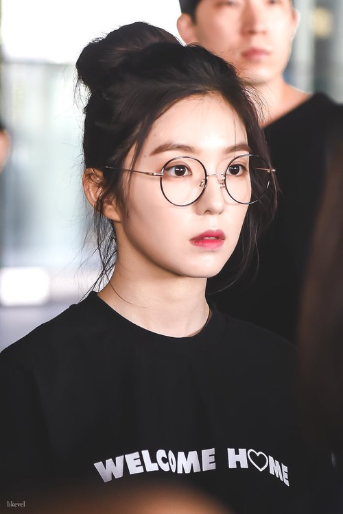 Lý do khiến ai cũng bật ngửa đằng sau sở thích diện kính "mọt sách" hot trend của Irene (Red Velvet) Lý do khiến ai cũng bật ngửa đằng sau sở thích diện kính "mọt sách" hot trend của Irene (Red Velvet)