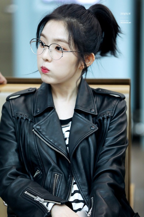 Lý do khiến ai cũng bật ngửa đằng sau sở thích diện kính "mọt sách" hot trend của Irene (Red Velvet) Lý do khiến ai cũng bật ngửa đằng sau sở thích diện kính "mọt sách" hot trend của Irene (Red Velvet)