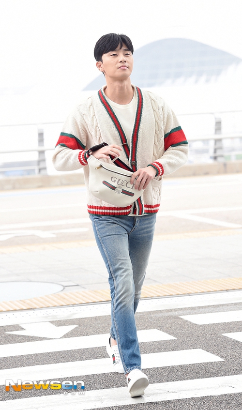 Dự show Gucci và diện đồ y hệt người mẫu, Park Seo Joon lép vế về chiều cao nhưng vẫn nổi bần bật - Ảnh 11.