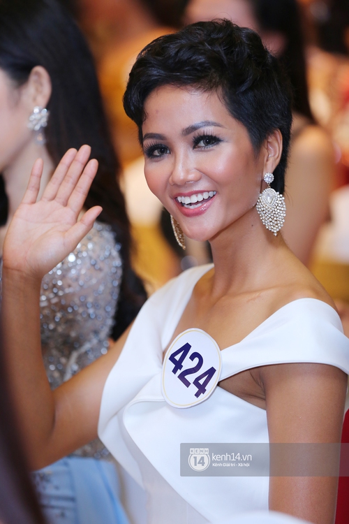 Hoàng Thùy, Mâu Thủy khoe đường cong quyến rũ cùng dàn thí sinh tại họp báo HHHVVN - Ảnh 4. Hoàng Thùy, Mâu Thủy khoe đường cong quyến rũ cùng dàn thí sinh tại họp báo HHHVVN - Ảnh 4.