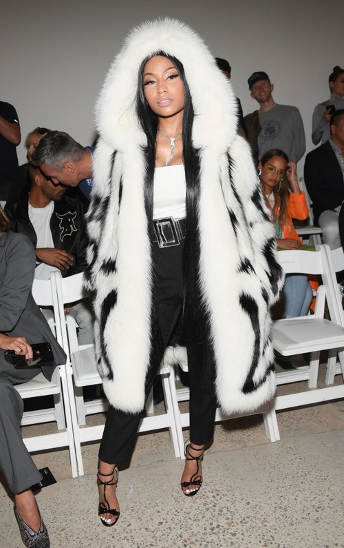 Dàn sao đình đám Hollywood đã có màn đọ style vô cùng gay cấn trên hàng ghế đầu NYFW - Ảnh 19. Dàn sao đình đám Hollywood đã có màn đọ style vô cùng gay cấn trên hàng ghế đầu NYFW - Ảnh 19.