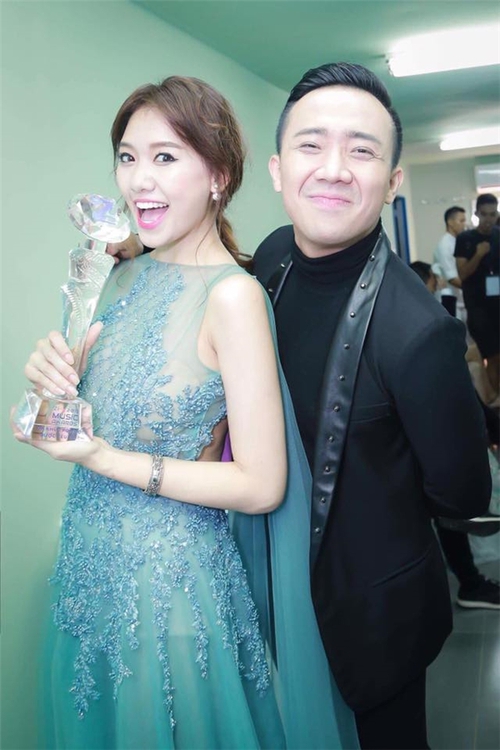 Kỉ niệm 600 ngày yêu nhau, Hari Won hạnh phúc ngả đầu vào vai Trấn Thành - Ảnh 3.