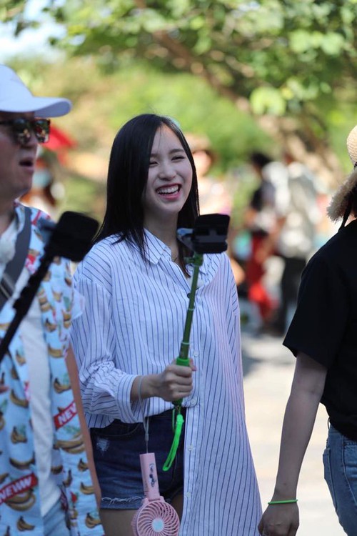 TWICE đẹp rạng rỡ giữa lòng Đà Nẵng, trải nghiệm du lịch chùa - Ảnh 8.