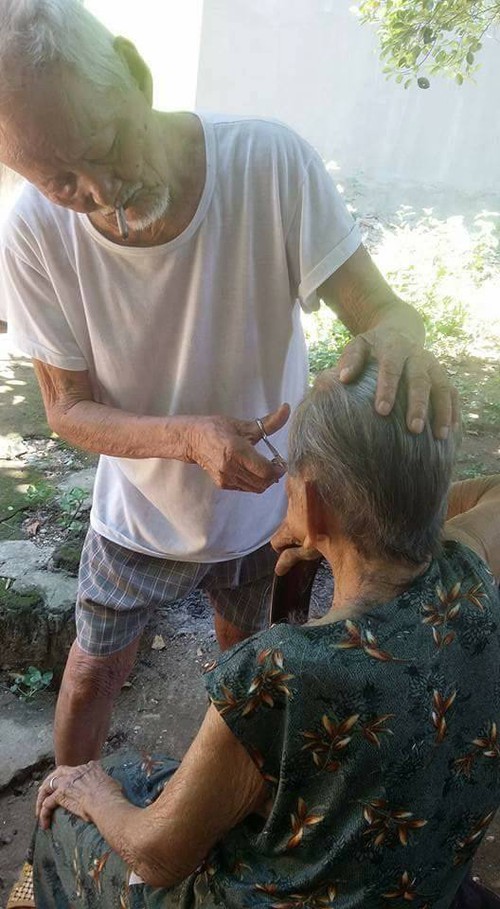 Chuyện tình 70 năm đẹp như giấc mơ của cụ ông trong bức hình tự tay cắt tóc cho vợ - Ảnh 1.