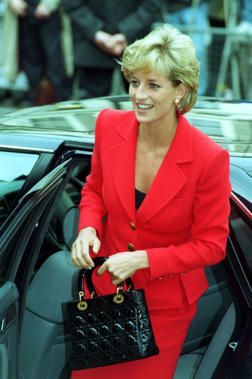 Công nương Diana, fashion icon hoàng gia duy nhất sở hữu đến 2 mẫu túi hàng hiệu đình đám được đặt theo tên mình - Ảnh 4. Công nương Diana, fashion icon hoàng gia duy nhất sở hữu đến 2 mẫu túi hàng hiệu đình đám được đặt theo tên mình - Ảnh 4.