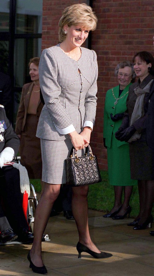 Công nương Diana, fashion icon hoàng gia duy nhất sở hữu đến 2 mẫu túi hàng hiệu đình đám được đặt theo tên mình - Ảnh 6. Công nương Diana, fashion icon hoàng gia duy nhất sở hữu đến 2 mẫu túi hàng hiệu đình đám được đặt theo tên mình - Ảnh 6.