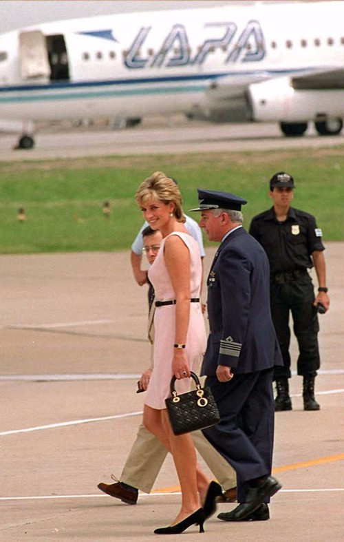 Công nương Diana, fashion icon hoàng gia duy nhất sở hữu đến 2 mẫu túi hàng hiệu đình đám được đặt theo tên mình - Ảnh 9. Công nương Diana, fashion icon hoàng gia duy nhất sở hữu đến 2 mẫu túi hàng hiệu đình đám được đặt theo tên mình - Ảnh 9.