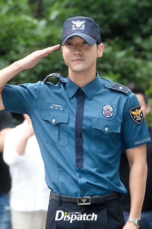 Hai mỹ nam Siwon và Changmin xuất ngũ, bảo an tạo thành hàng rào bảo vệ nghiêm ngặt - Ảnh 11.