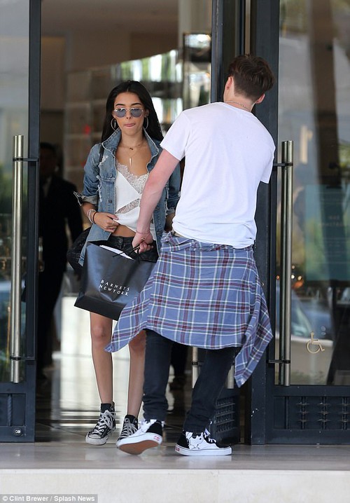 Brooklyn Beckham công khai khóa môi bạn gái mới Madison Beer chốn đông người - Ảnh 5. Brooklyn Beckham công khai khóa môi bạn gái mới Madison Beer chốn đông người - Ảnh 5.