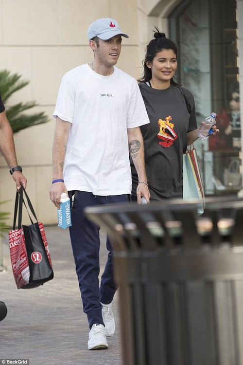 Kylie Jenner đã mang thai ở tuổi 20 và đây chính là bố của em bé - Ảnh 3. Kylie Jenner đã mang thai ở tuổi 20 và đây chính là bố của em bé - Ảnh 3.