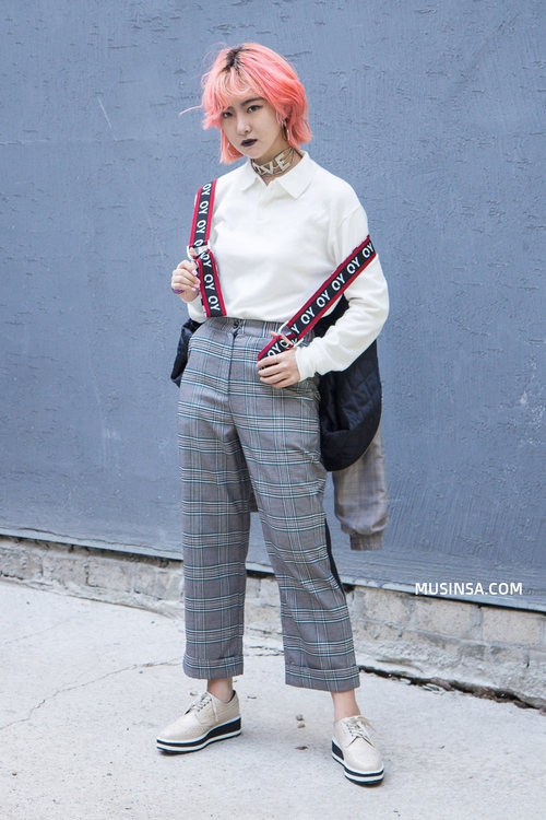 Ngắm street style giới trẻ Hàn không chỉ sướng mắt mà còn giúp bạn lượm lặt được hàng loạt gợi ý mix đồ dễ mà chất - Ảnh 5. Ngắm street style giới trẻ Hàn không chỉ sướng mắt mà còn giúp bạn lượm lặt được hàng loạt gợi ý mix đồ dễ mà chất - Ảnh 5.