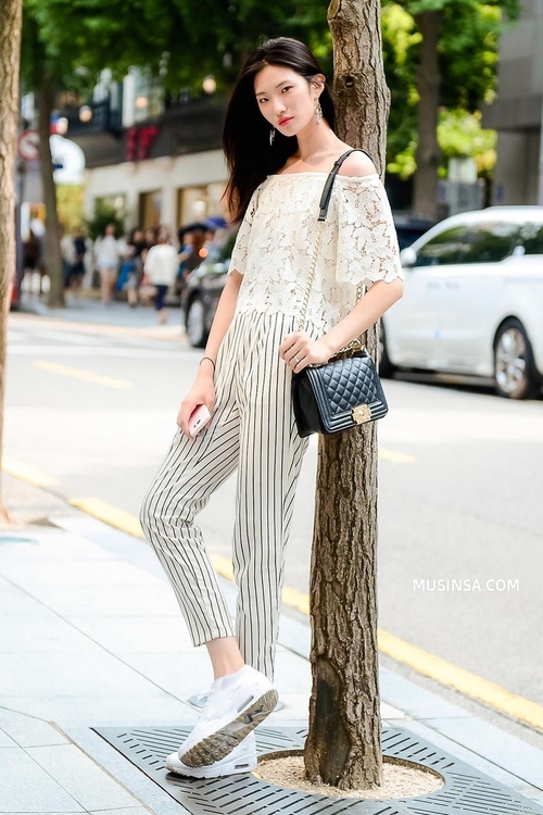 Áo phông và chân váy, combo thần thánh làm nên street style đẹp mê ly của giới trẻ Hàn thời gian này - Ảnh 6.