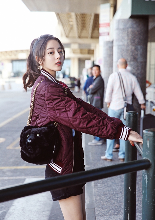 Ăn mặc đơn giản nhưng Địch Lệ Nhiệt Ba lại sở hữu cả kho toàn túi hàng hiệu màu mè hoa lá hẹ - Ảnh 7. Ăn mặc đơn giản nhưng Địch Lệ Nhiệt Ba lại sở hữu cả kho toàn túi hàng hiệu màu mè hoa lá hẹ - Ảnh 7.