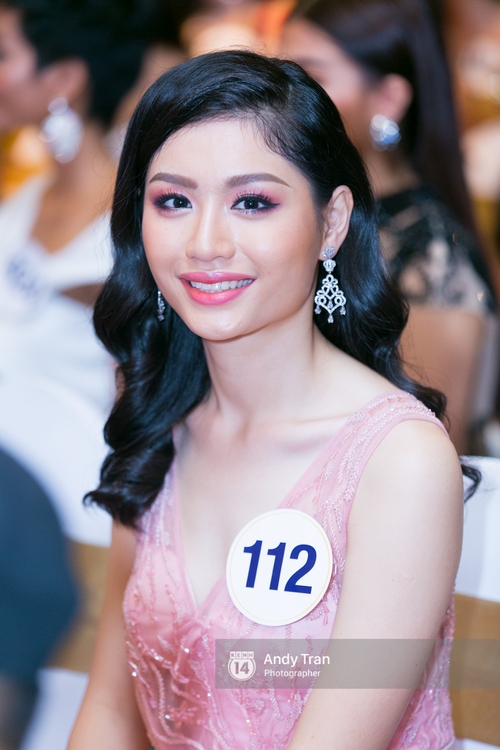 Hoàng Thùy, Mâu Thủy khoe đường cong quyến rũ cùng dàn thí sinh tại họp báo HHHVVN - Ảnh 10. Hoàng Thùy, Mâu Thủy khoe đường cong quyến rũ cùng dàn thí sinh tại họp báo HHHVVN - Ảnh 10.
