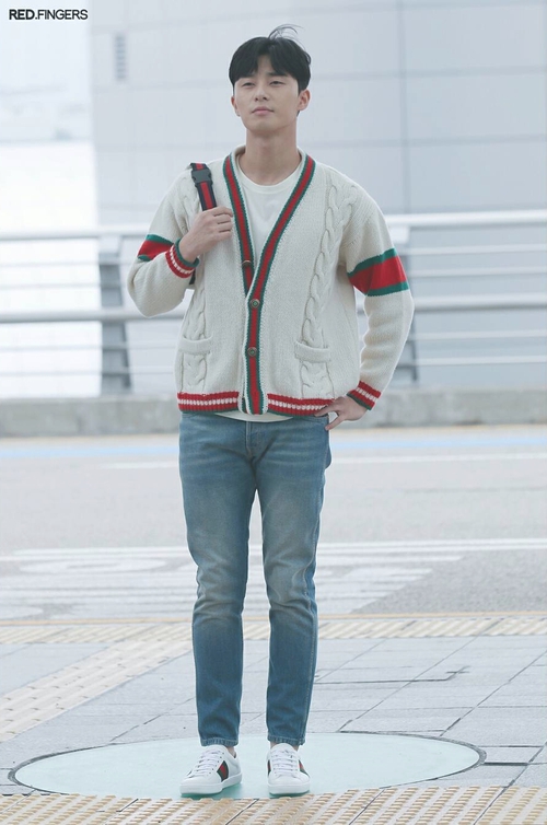 Cùng lên đường dự Milan Fashion Week, chị em Krystal - Jessica sang chảnh, Park Seo Joon bảnh bao với cả cây đồ hiệu - Ảnh 9.